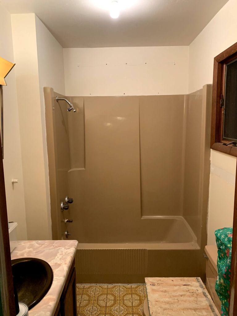 a photo of a small bathroom